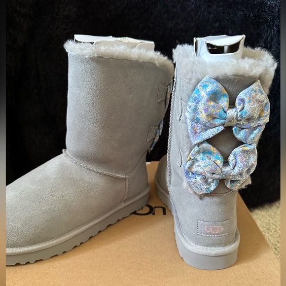 Sold- Ugg Bailey Bow - Picture 4 of 9